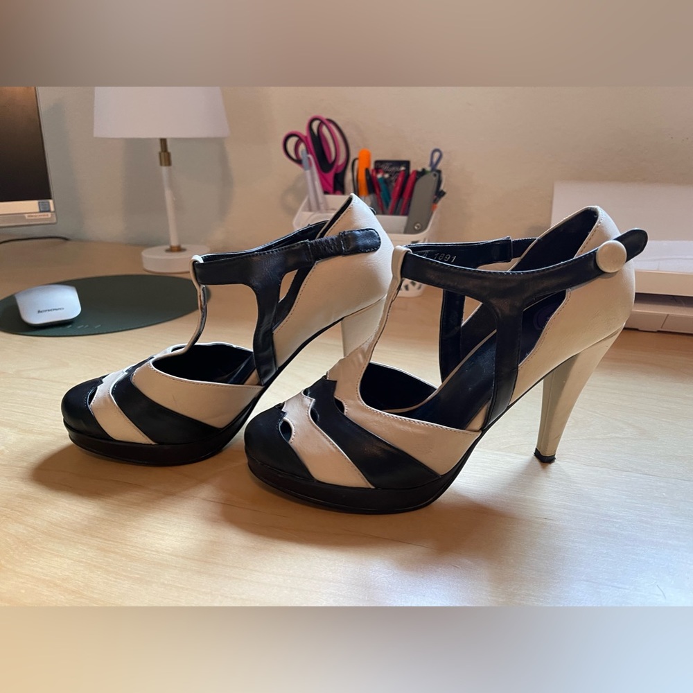 T.U.K. Womens A7822L T-Strap heels Size 6